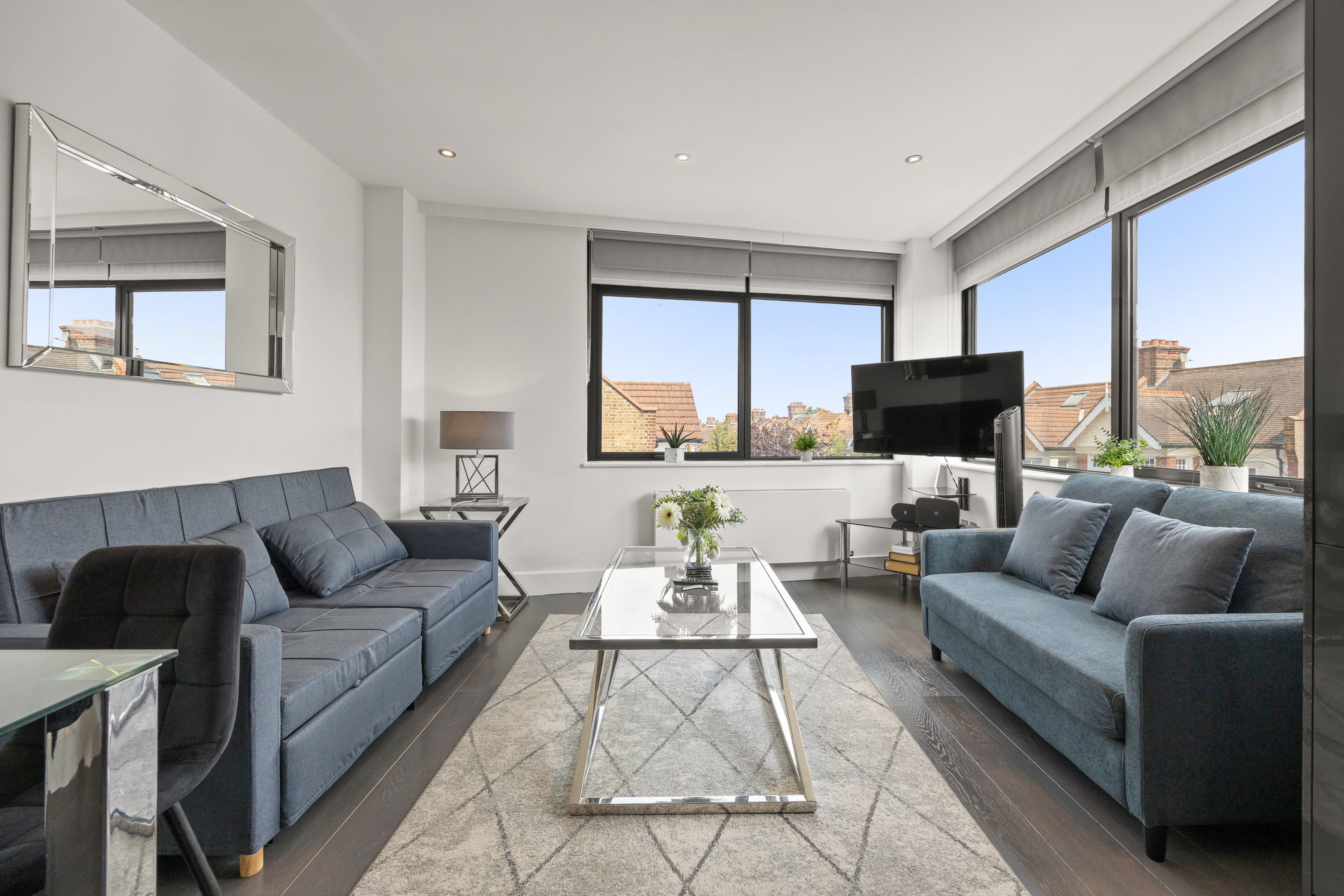 2 Bedroom Stylish Flat by Wimbledon Park photo 4