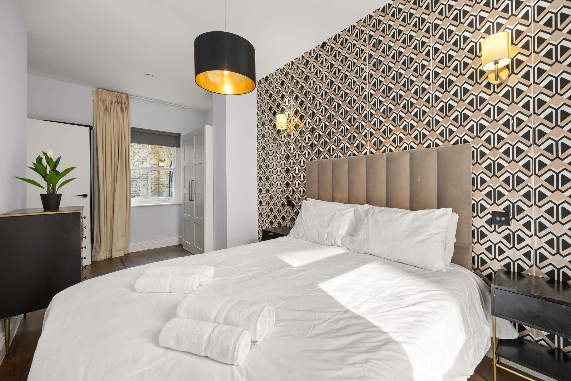 3 Bed Stylish Duplex by Victoria Station photo 4