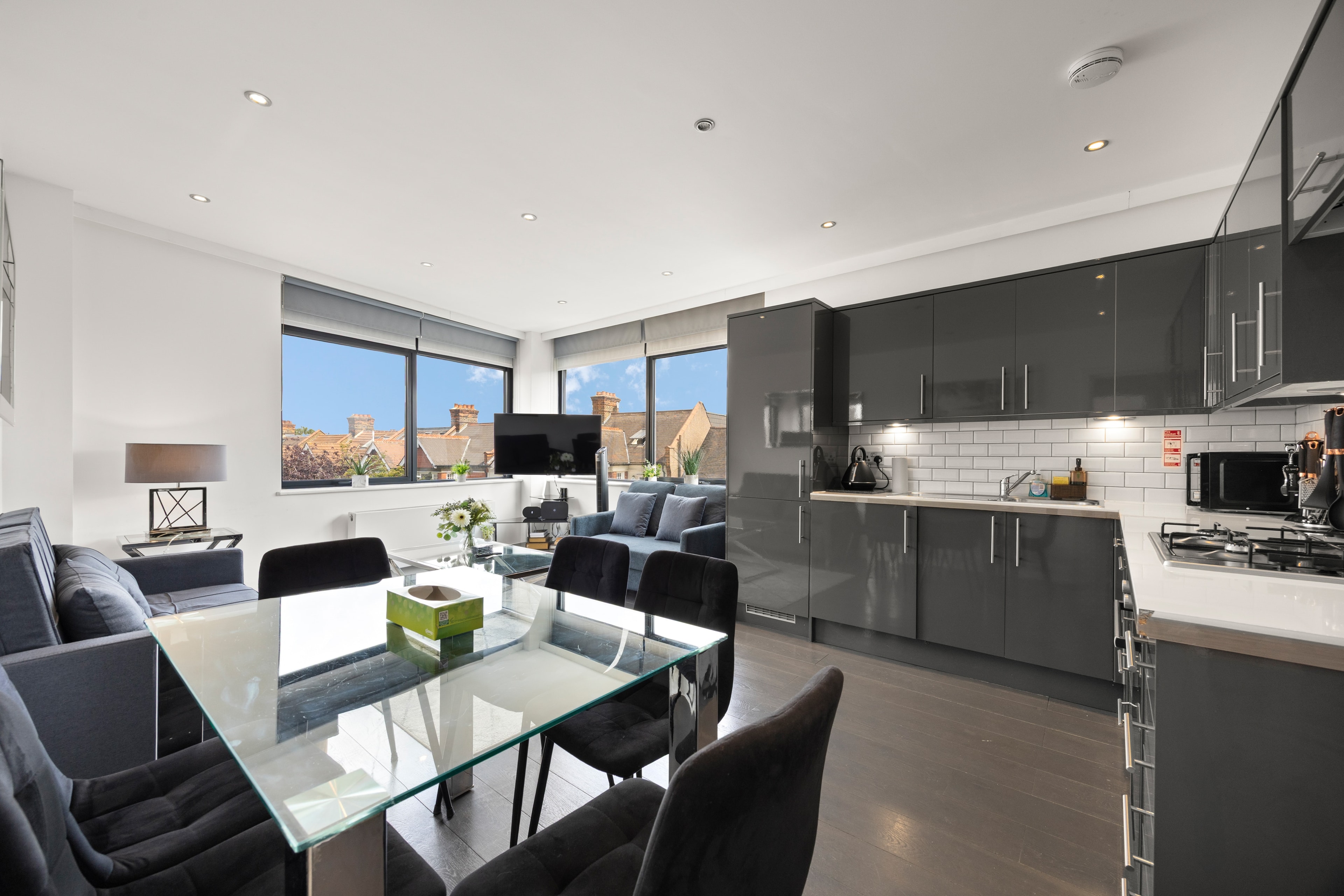 2 Bedroom Stylish Flat by Wimbledon Park — photo 1 of 6